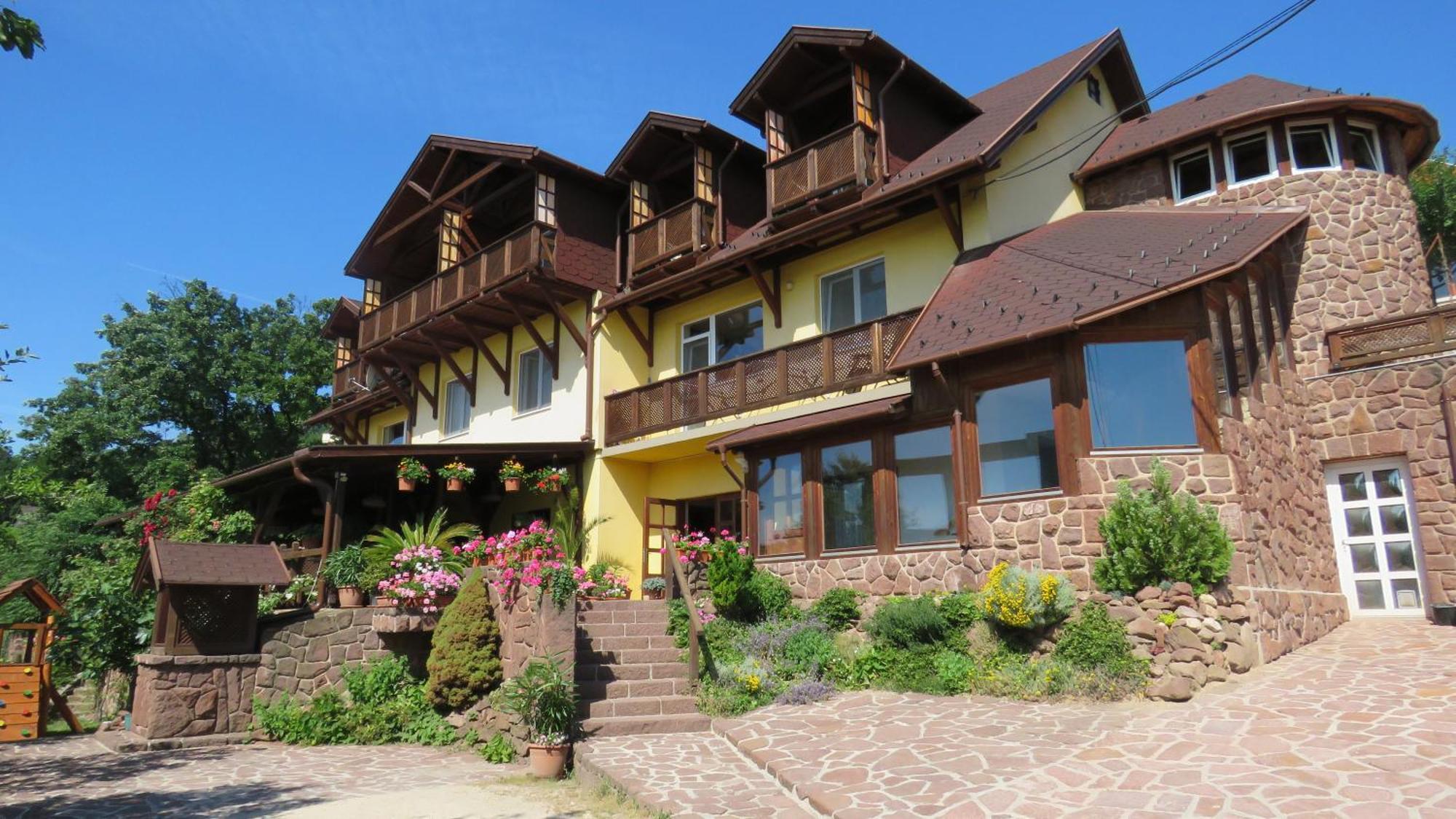 Prima Porta Vendeghaz Hotel Balatonalmadi Exterior photo